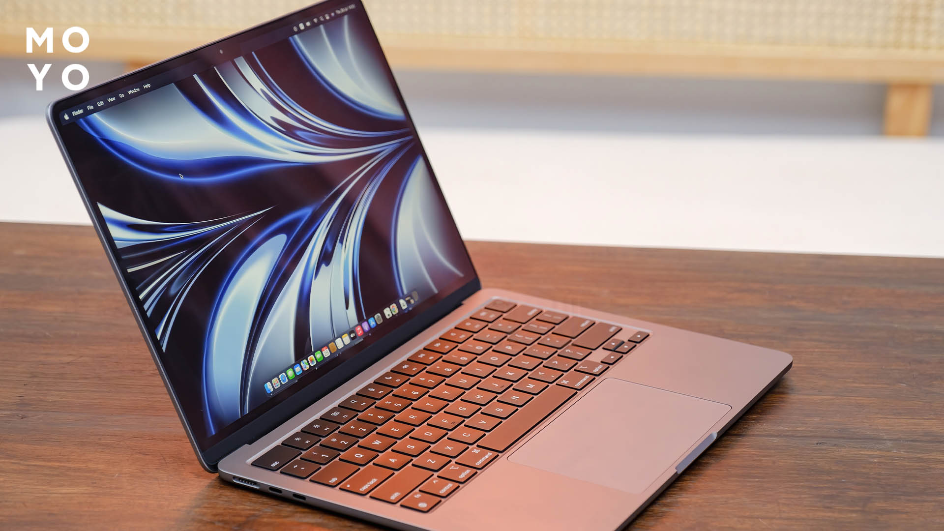 M2 Mac Book Air 本体 ASCII.jp：M2搭載MacBook Airは完全無音レベルで最薄、省電力を実現